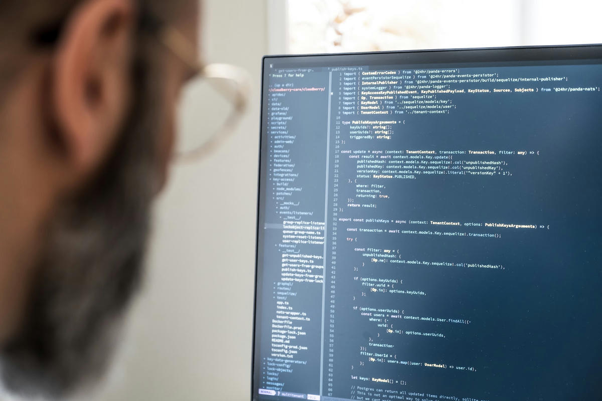 Utvecklare på TwoFour som skriver kod på en datorskärm. Skärmen visar källkod, medan utvecklarens ansikte syns suddigt i bakgrunden. Utvecklare på TwoFour som skriver kod på en datorskärm. Skärmen visar källkod, medan utvecklarens ansikte syns suddigt i bakgrunden.