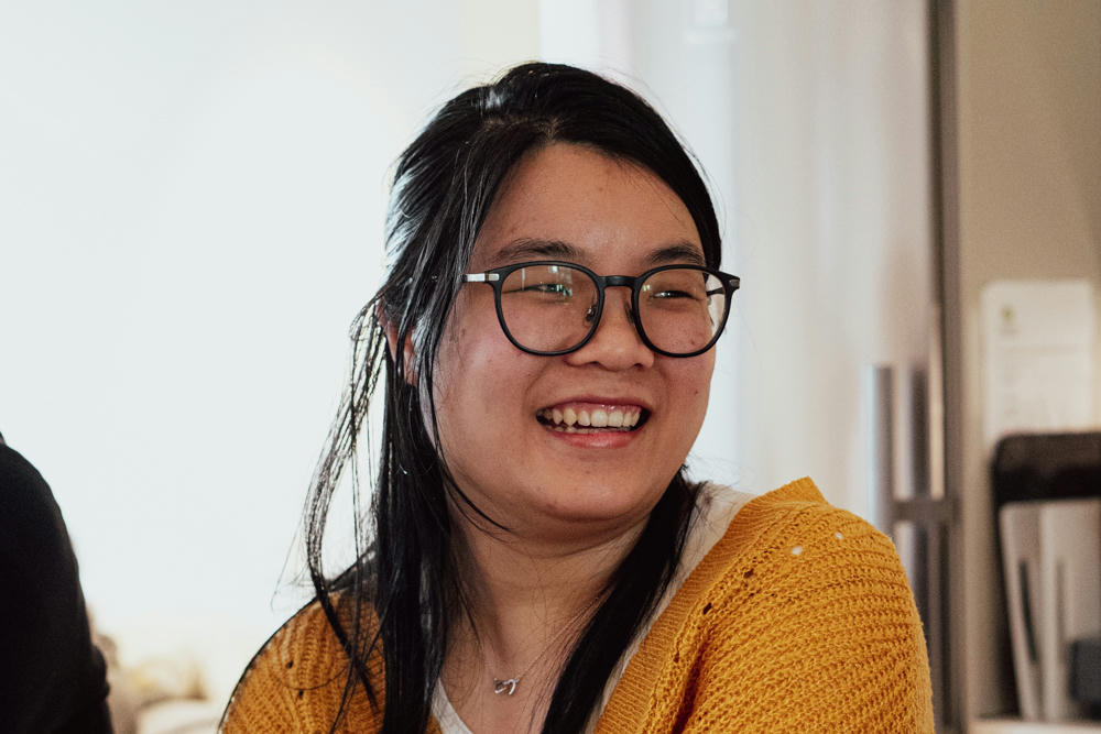 Leende medarbetare på TwoFour i en avslappnad miljö, bär glasögon och en gul tröja. Leende medarbetare på TwoFour i en avslappnad miljö, bär glasögon och en gul tröja.